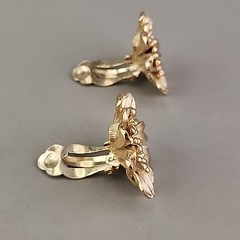 Vintage Trifari Clip On Flower Earrings Brushed Gold Tone 1″