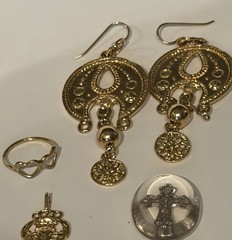 Elegant Vintage Goldtone Jewelry In Art Deco design Container