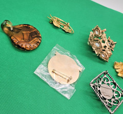 Vintage Brooch & Lapel Pin Lot Sarah Coventry Christmas Tree True Friends, heel