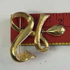 Vtg CASUAL CORNER Pin Brooch Signed Gold Tone Twisted Ribbon Articulated Drop