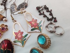 12 LOT G VINTAGE ESTATE PIERCED EARRINGS DANGLE HUGGIE CLOISONNE HEART FLORAL