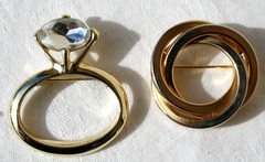 Engagement Ring Clear Rhinestone Gold Tone Brooch 3 Ring Circle Pin vtg