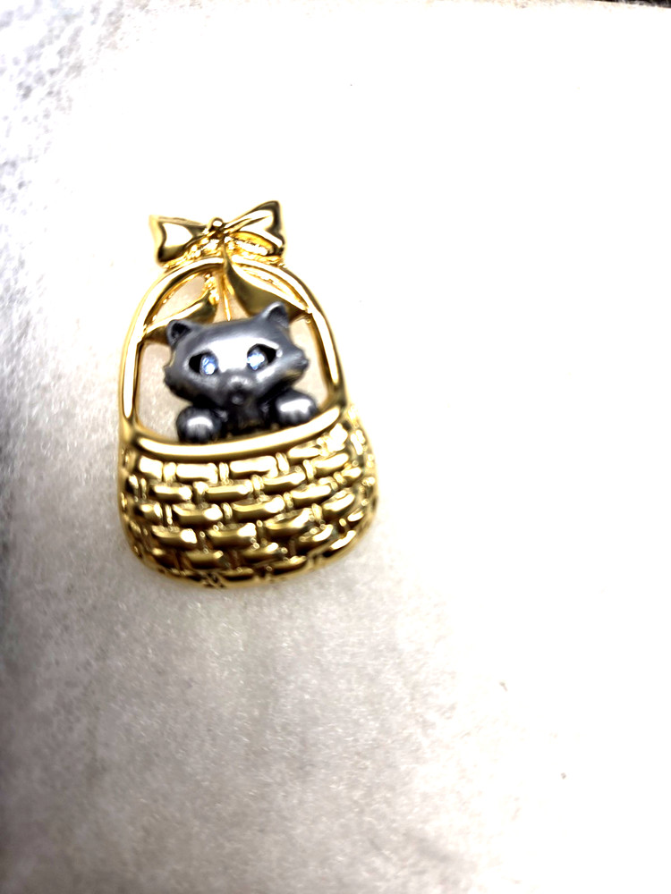 Vtg nos Danecraft pewter gold tone Cat in Basket Pin