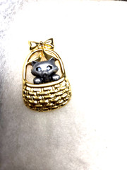 Vtg nos Danecraft pewter gold tone Cat in Basket Pin