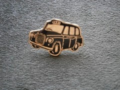 London Black Taxi Cab Vintage Goldone Enamel Lapel Pin Hat Badge 3.1g