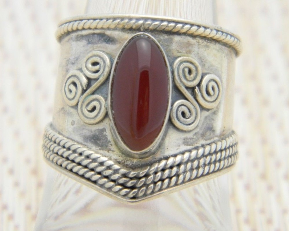 Red Almandine Stone Shield Band Silver Tone Ring Size 7.5 Vintage
