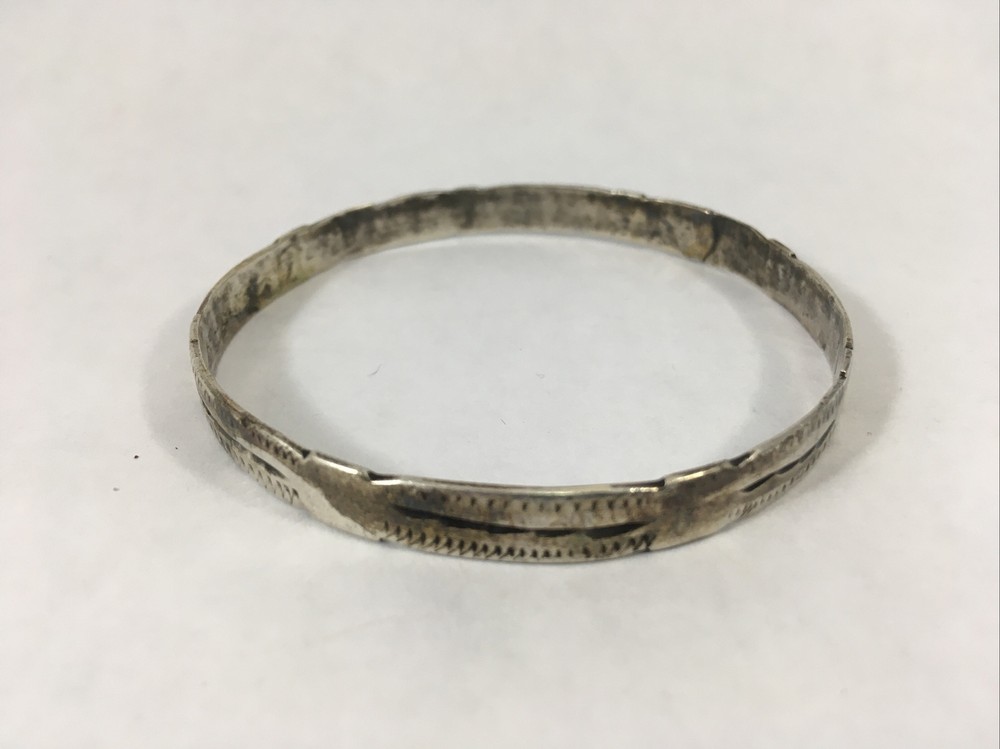 Silver Southwestern Style Bracelet 2.25″ Diameter Thin Bangle Vintage