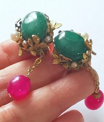 MIRIAM HASKELL 50’S GILT BRASS DANGLE EARRINGS: JADE & RUBY PÂTÉS DE VERRE BEADS