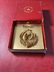 Vintage Crown Trifari Gold Tone Brooch Pin MCM Mid-Century Modern