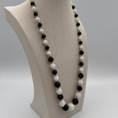 Vintage Black White Graduated Bead Necklace Gold Tone Spacers Single Strand 24″