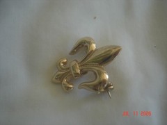 LOVELY Vtg. SMALLER FLEUR-de-LIS GOLD TONE PIN / BROOCH / PENDANT 1 1/8″ Long