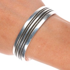 6.25″ Vintage Navajo sterling silver banded modernist cuff bracelet D feather
