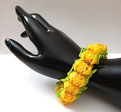 Vintage Women’s Stretch Bracelet UV Glow Multicolor Lucite Plastic Flower Leaves