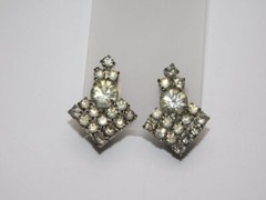 B34-VINTAGE CLIP EARRINGS~PRONG SET STONES~3/4″ WIDE~SILVER TONE~