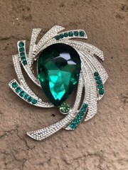 Large Silvertone Emerald GREEN RHINESTONE Marquis Swirled Pin Brooch