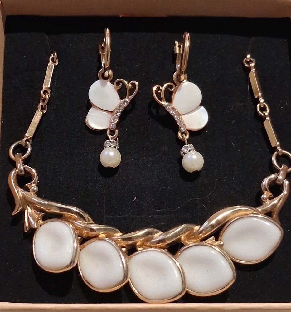 Vintage White Thermoset Leaf Gold-Tone Necklace Butterfly Faux Pearl Earring Set