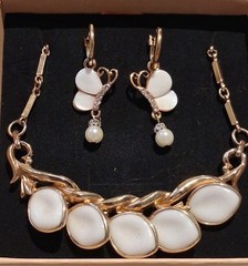 Vintage White Thermoset Leaf Gold-Tone Necklace Butterfly Faux Pearl Earring Set