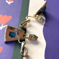 Vintage textured goldtone & faux stone cabochon dangle clip-on earrings