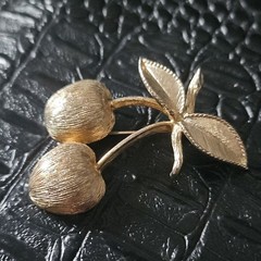 Sarah Coventry Apple Brooch Brushed Gold Tone Double Fruit Stem & Leaves 2.25″