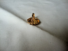VTG 1970s SCALLOPED SEASHELL GOLD TONE HINGED W/ SAFETY CATCH DRESS/SCARF CLIP
