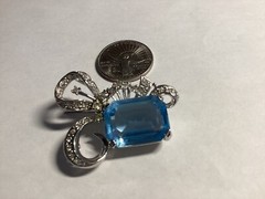 Fancy SMITHSONIAN Museum Sky Blue Glass Crystal Silver Tone Pendant Necklace