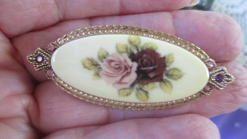 VINTAGE HAND PAINTED FLORAL CERAMIC BROOCH