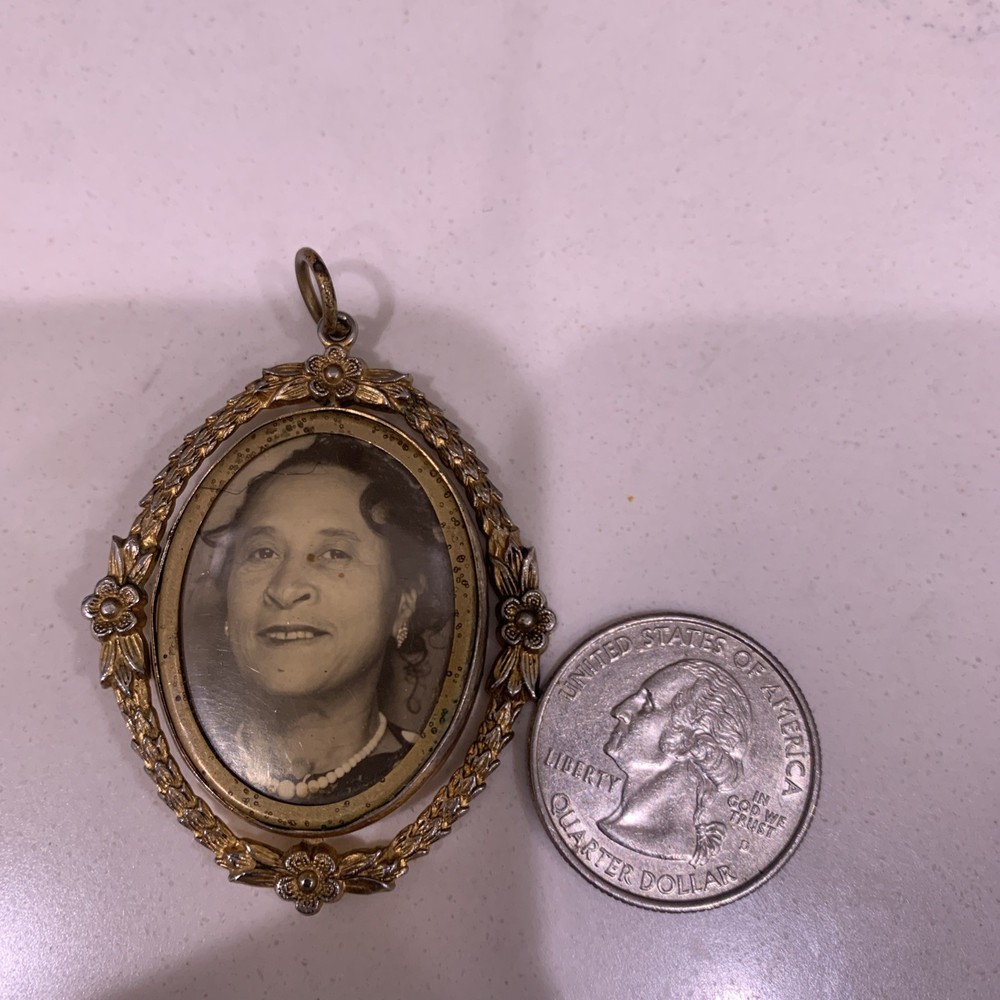 ART DECO GOLD FILLED AND GLASS TWO SIDES PHOTO LOCKET PENDANT. c 1920 Moves