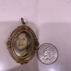 ART DECO GOLD FILLED AND GLASS TWO SIDES PHOTO LOCKET PENDANT. c 1920 Moves