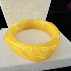VTG. ESTATE 1980’s BUTTERSCOTCH & WHITE SWIRLED ASYMMETRICAL BRACELET-BG176