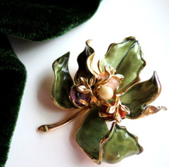MINT Book Piece – Francois by Coro Enamel Leaf Pin Pearl & Chalcedony Stones