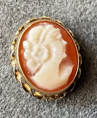 Vintage 14K Yellow Gold Italian Cameo Hand Carved Oval Stud Pierced Earrings