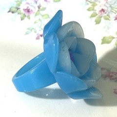 Vintage Flower Power Ring Molded Acrylic Lucite Size 9 Dimensional Mod Retro