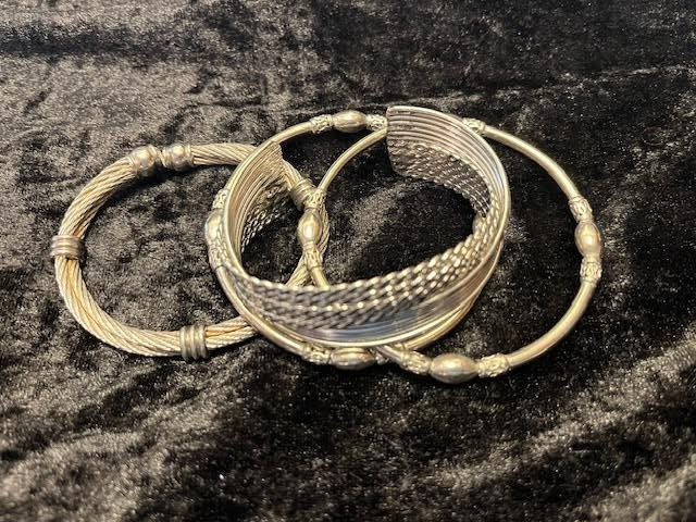 Lot of 4 Vintage Silver Tone Fashion Bracelets: 2 same and 2 different styles