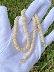 Vintage Hawaiian Puka Shell Bead Necklace 17.75 Inch Graduated up to 8.2mm