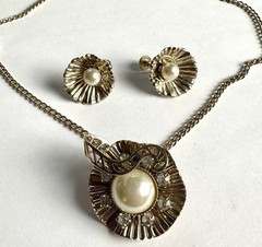 VTG JoAnne Jewels Of Elegance Gold Plated Rhinestone Necklace / Pin Earrings Set