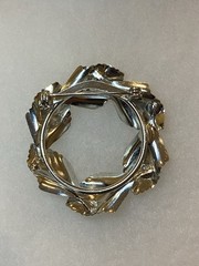 Vintage Silver Tone Wreath of Textured Leaves Pin Brooch Unsigned 1.5in