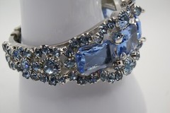 VINTAGE JULIANA SKY BLUE GLASS STONE RHINESTONE SILVER TONE HINGE BRACELET