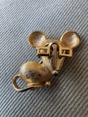 Vintage Whimsical Gold Tone Pendant Pin – Metal Mouse with Moveable Eye Glasses