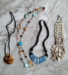 NICE JEWELRY LOT VTG -MOD BEADED NECKLACES GLASS SHELL INLAY LUCITE WOOD PENDANT