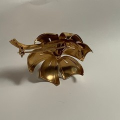 Vintage Gold Tone Flower Brooch with Faux Pearl Accent Women’s Pin