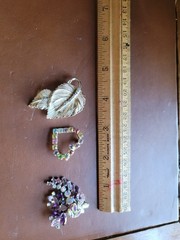 Vintage BSK Brooch Pin Gold Tone Leaf-Signed/heart/purple Tones Stones Brooches