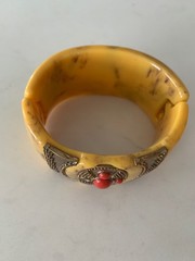 VINTAGE BRACELET IN THE CUFF OR CLAMP STYLE MADE OF PLASTIC IN THE MUGHUL STYLE!