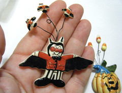 2 Heather Goldminc Brooch Pins Glazed Ceramic Halloween Dracula & Jack O Lantern