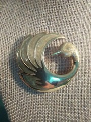 Vintage Gold Tone Creamy Beige Swirl Enamel Swan Brooch. M3019