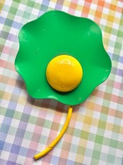 RARE VINTAGE EARLY 1960s MOD POP ART FLOWER PIN GREEN & YELLOW 💚💛 PETALS