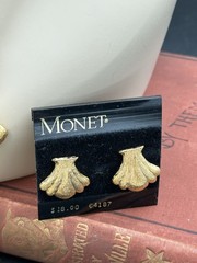 VTG 1980’s MONET 3 Piece Set Gold-tone Shell Necklace Bracelet Clip-on Earrings