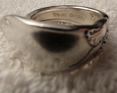 VTG WHITE ORCHID PATTERN COMMUNITY SILVER PLATE ARTIST 1960’S SPOON RING SZ 7