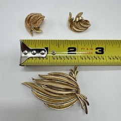 Trifari Mid Century Abstract Brooch Earrings Set Gold Tone Crown Trifari Mark