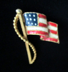 VINTAGE 1 3/4″ GOLD TONE ENAMEL WAVING AMERICAN FLAG PIN/BROOCH