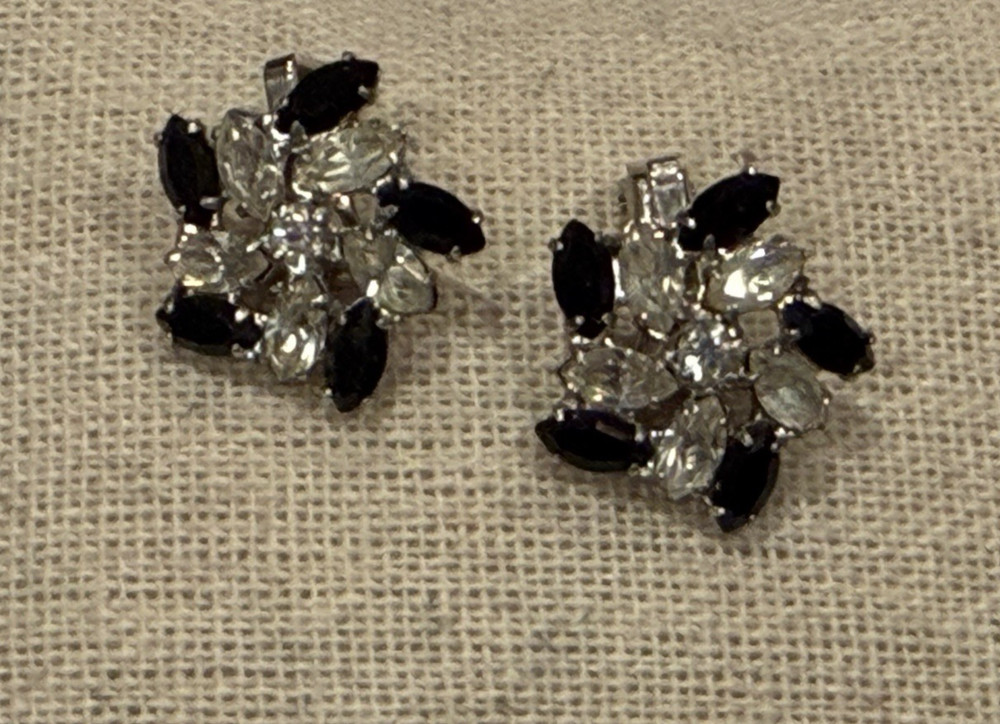 B. DAVID ART DECO VINTAGE BLACK CRYSTAL RHINESTONES FLORAL CLIP ON .75″ EARRINGS